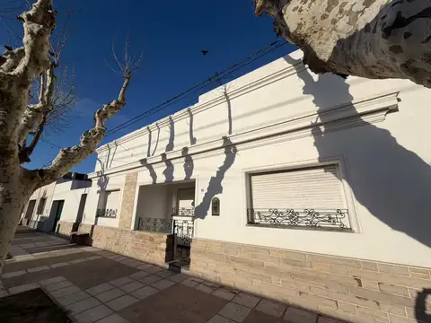 Venta | Amplia casa reciclada a nuevo con pileta.