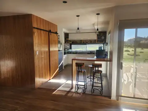 Casa 4 ambientes con 2 baños