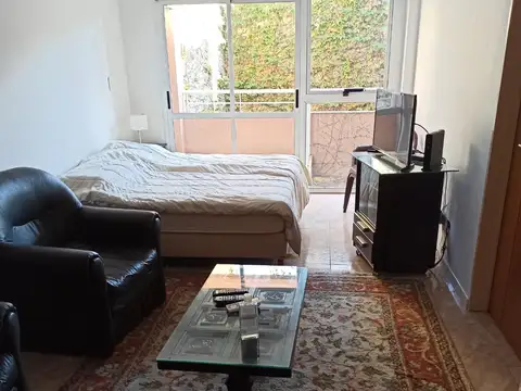 Alquilo. Excelente estado dpto. monoambiente con balcón contrafrente, muy luminoso.