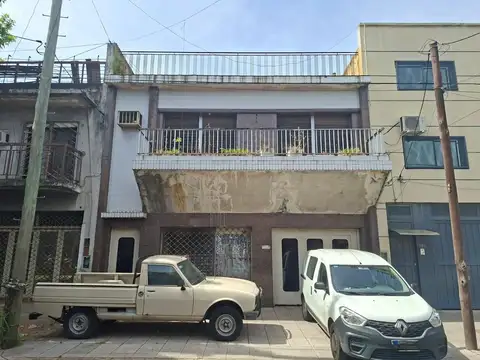 CASA CON LOCAL EN VENTA EN VILLA MAIPU A RECICLAR
