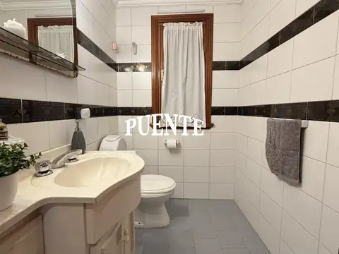 Casa en Venta con 3 cocheras