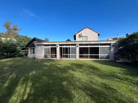 Casa en alquiler de 5 ambientes y pileta
