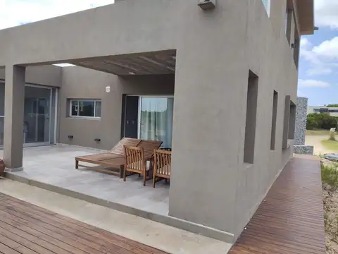 Casa 4 ambientes con 4 baños