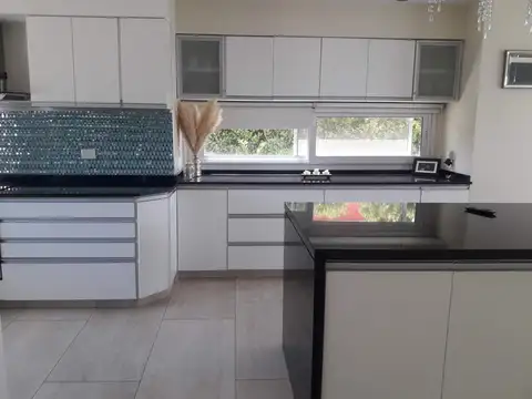 Casa en Venta con 4 cocheras