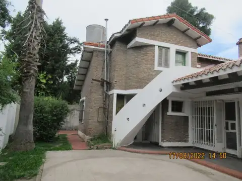 Casa en Alquiler con 1 cochera