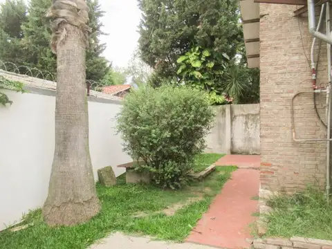 Casa 5 ambientes con 1 baño