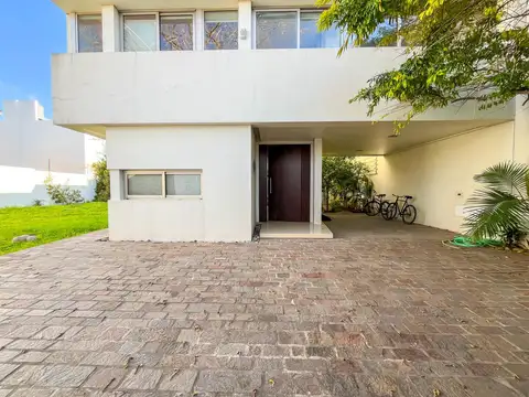Casa en Venta en La Plata [Cod: 083904]