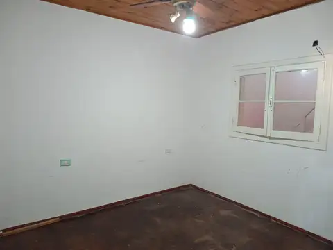 Casa a refaccionar con patio y terraza. Lote propio