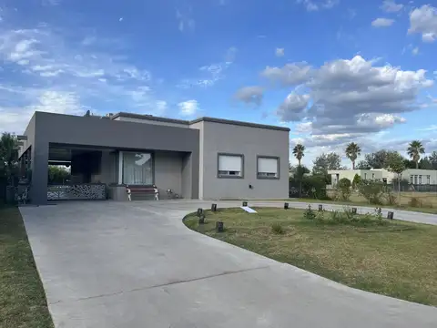 Casa en Venta con 3 cocheras