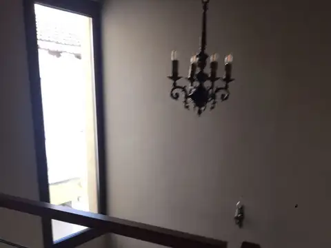 Casa de 5 ambientes con pileta y cochera. Muy buena zona cercana al centro de tigre.