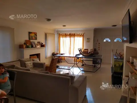 Casa 5 ambientes con 3 baños