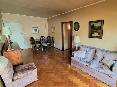 Hermoso Dpto. de época en perfecto estado. 