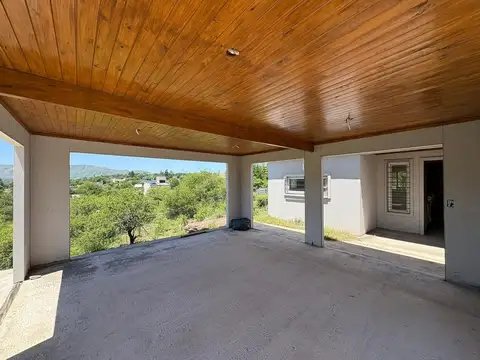 Casa 4 ambientes con 2 baños