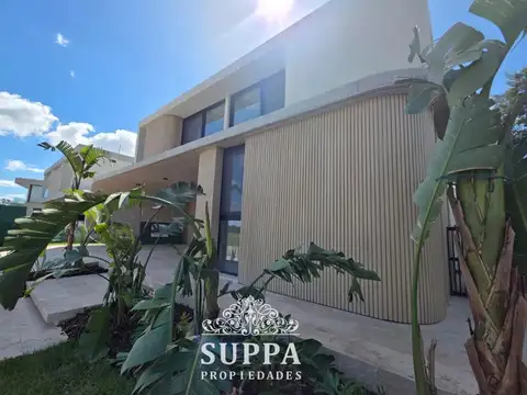 Casa 6 ambientes con 5 baños