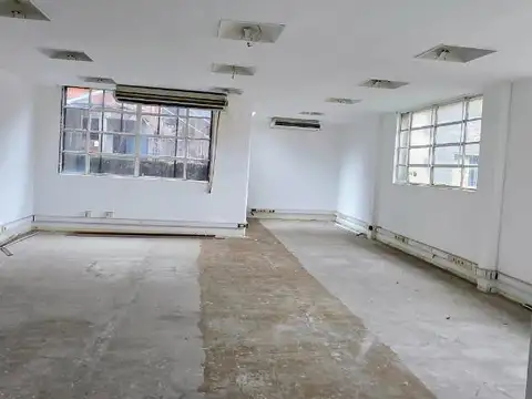 EXCELENTE EDIFICIO DISTRIBUIDO EN 2 PLANTAS ,ENTREP Y PLAYA