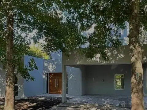 Casa en Venta con 2 cocheras