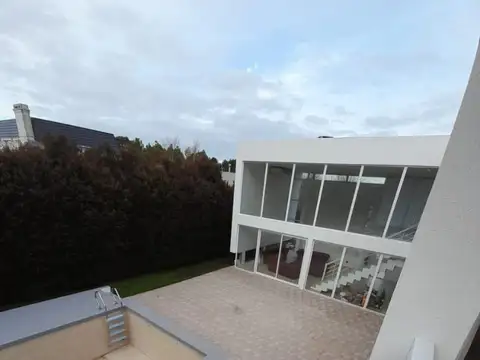 Casa en Venta con 4 cocheras
