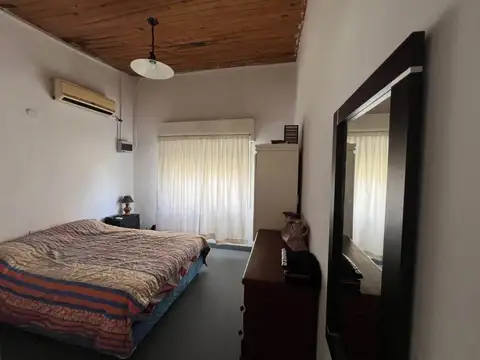 Casa 3 ambientes  Venta Los Hornos Jardín Cochera