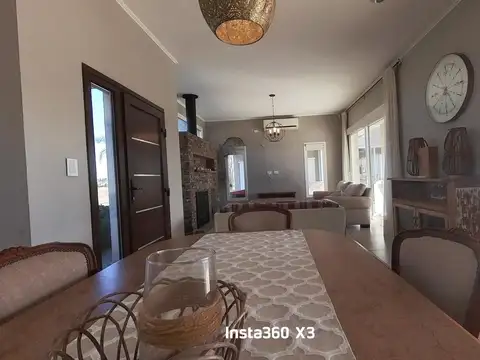 Casa en Alquiler con 2 cocheras
