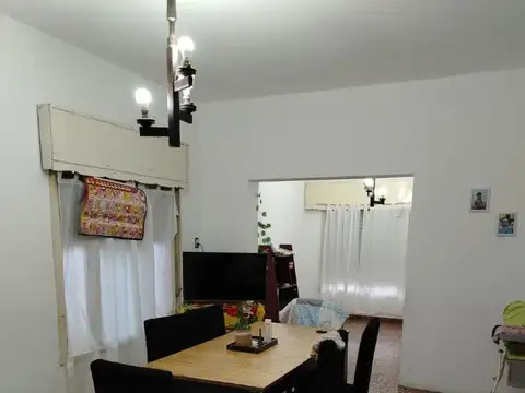 CASA EN LOTE PROPIO DE 4 AMBIENTES CON FONDO LIBRE Y COCHERA