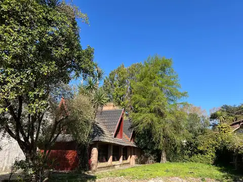 Casa en Venta con 3 cocheras