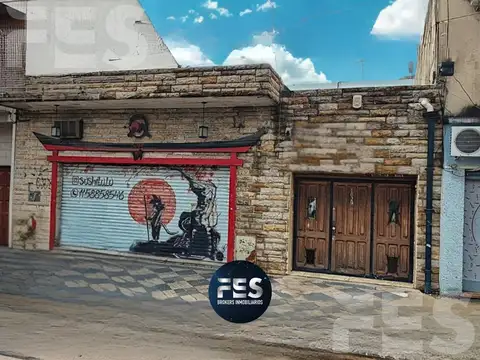 Casa con Local frente a Centro Comercial de Monte Grande