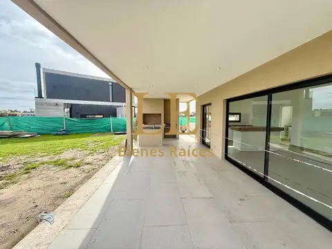 Casa 4 ambientes con 3 baños