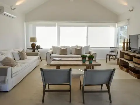 Casa 6 ambientes con 5 baños