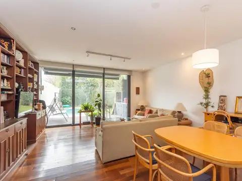 Casa tipo PH en  venta en La Lucila próximo al rio, muy especial, con jardín pileta y parrilla.