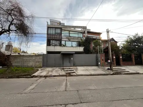 Casa tipo PH en  venta en La Lucila próximo al rio, muy especial, con jardín pileta y parrilla.