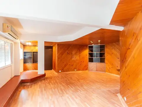 Departamento en Alquiler. Cinco ambientes. Espacio guardacoches. Muy luminoso. Belgrano
