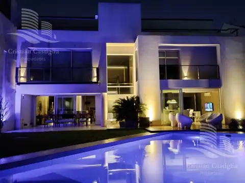 Venta - Casa 7 Ambientes, Dependencia, Balcón, Jardín, Pileta - Ramos Mejia Norte
