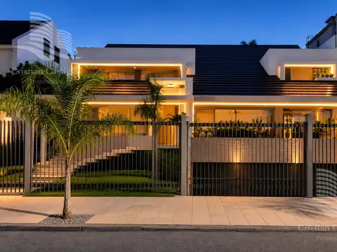 Venta - Casa 7 Ambientes, Dependencia, Balcón, Jardín, Pileta - Ramos Mejia Norte