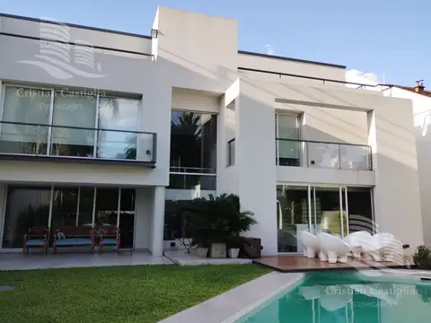 Venta - Casa 7 Ambientes, Dependencia, Balcón, Jardín, Pileta - Ramos Mejia Norte