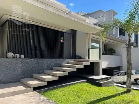 Casa en Venta con 3 cocheras