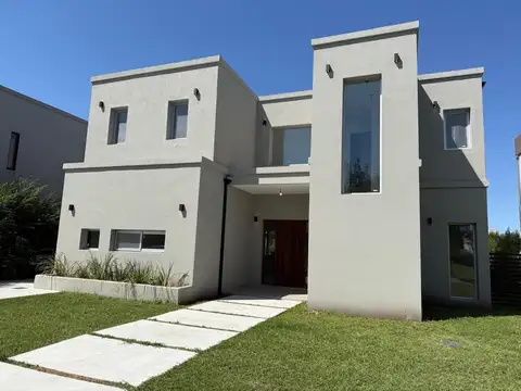 Casa Chalet  en Venta en Santo Tomas, Derqui, Pilar