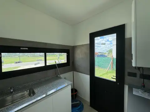 Casa en Venta con 4 cocheras