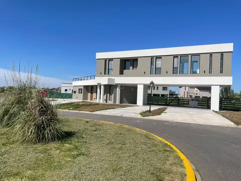 VENTA DE CASA ESTILO RACIONALISTA MODERNO EN SAN SEBASTIAN