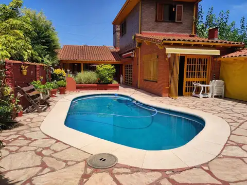 CASA 5 AMBIENTES VENTA BANFIELD PISCINA A. CRÉDITO