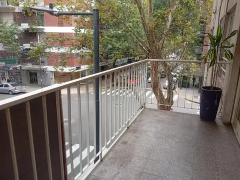 Muy lindo 3 Ambientes al frente con balcon,  todo sol.