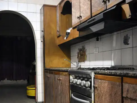 EN VENTA CASA DE 3 AMBIENTES CON PILETA Y DEPARTAMENTO DE 2 AMBIENTES