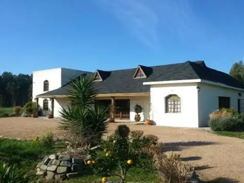 Venta de casa de campo 4 dormitorios zona Pando