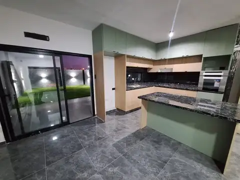 Casa 4 ambientes con 2 baños