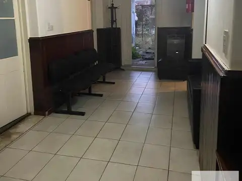 Oficina 8 ambientes con 2 baños