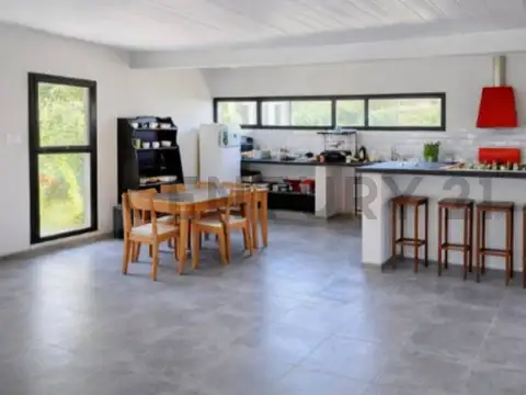 Casa 5 ambientes con 2 baños
