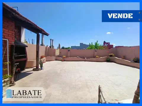 PH de 4 ambientes en planta alta en zona comercial