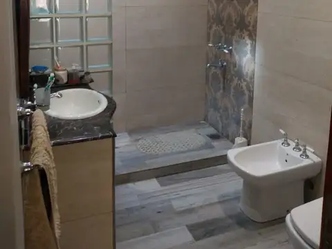 CASA AMERICANA EN EXCELENTE UBICACION 