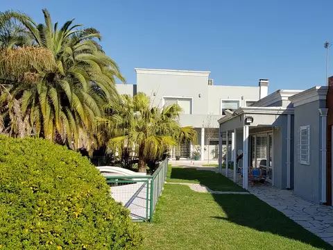 Casa de categoría con piscina, quincho y parque en Berazategui Centro