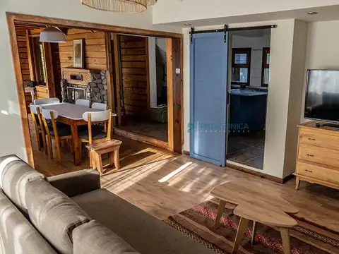 VENTA – Casa de 200m2 , sobre lote de 1221m2 en Lomas del Correntoso, Villa la Angostura