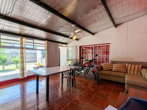 CASA EN VENTA ALVAREZ CON DOS LOCALES